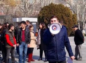 Требуют опубликовать полный список премий