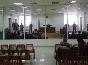 Заруи Постанджян задает вопросы в суде