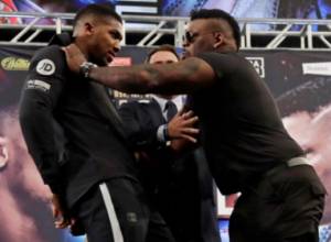 Սկանդալ հայացքների մրցամարտի ժամանակ. հավակնորդը հարվածել է աշխարհի չեմպիոնին