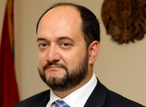 Араик Арутюнян встретился со студентами, проводившими акцию протеста в театральном