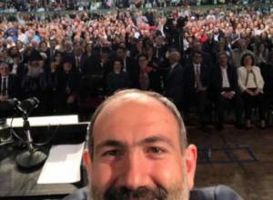 Селфи Пашиняна с армянской общиной Ирана