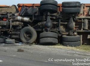 На участке Каджаран-Мегри грузовик перевернулся и перекрыл дорогу для двухстороннего движения