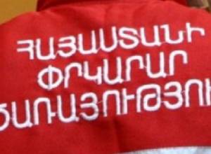 Բետոնե ծածկը  ընկել է ավտոմեքենաների վրա