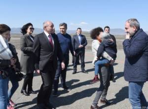 Бако Саакян встретил прибывших в Арцах Пашиняна с супругой