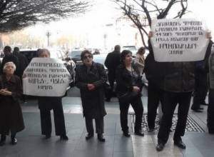 Акция протеста у здания правительства