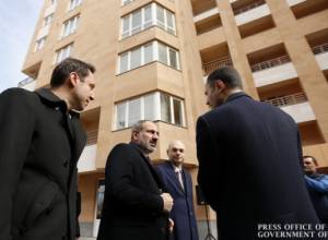 Никол Пашинян участвует в открытии новостройки