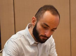 Շախմատիստ Սամվել Տեր-Սահակյանը հաղթում է մրցակցին եւ առաջ պոկվում