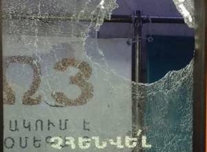 Нанесли удар по одному из движущихся поездов метро, разбив стекл