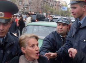 Призывает бежать от журналистов