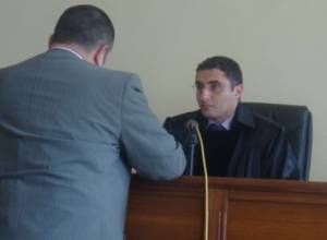 Требует самоотвода судьи