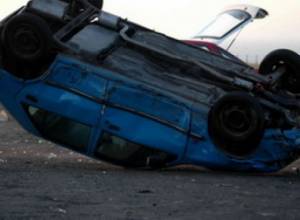 Машина сбила ограждение