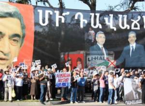 Саргсян не вышел к демонстрантам