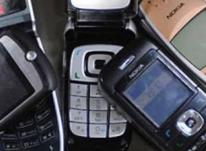 Заключенные пьют и разговаривают по телефону