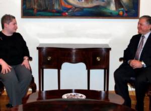 Принял Тину Кейденау