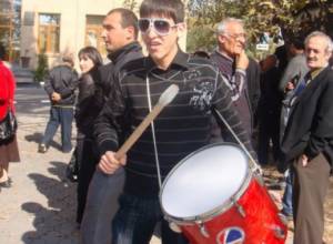 Задержание перед зданием суда