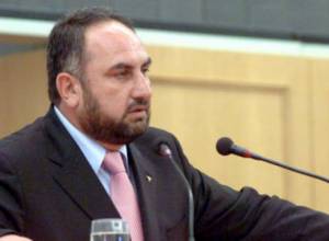 "Находиться в национальном собрании непристойно"