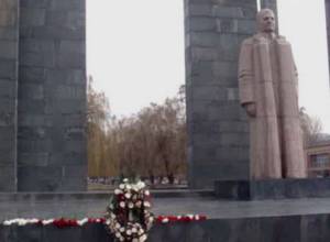 Первые фиалки – в память о жертвах