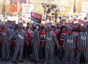 Гости подошли к демонстрантам