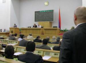 «Прислужники, подумайте и о народе»