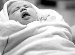 Новорожденного оставили на улице