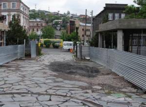 Хотели  сделать памятник более заметным