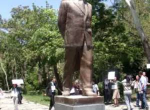 Обняли деревья