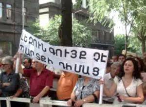 Демонстранты принесли колокол