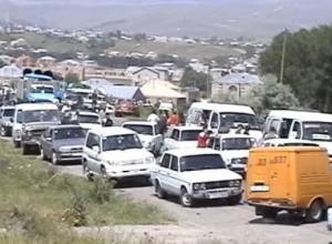 Демонстранты уселись на дороге