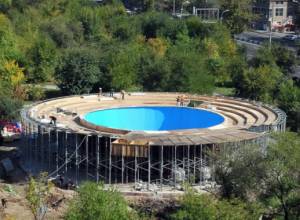 Дельфинариум возле кладбища?