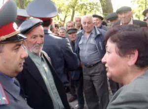 Демонстрация у резиденции президента