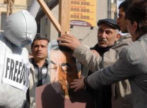 На площади – пять повешенных чучел