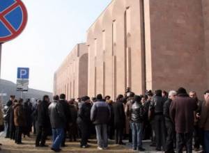 Сегодня у мэрии Еревана вновь прошла акция протеста.