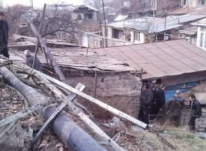 Автомобиль скатился в ущелье