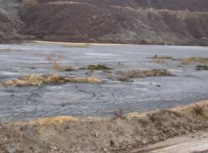 Бурильщик упал под машину, перевозящую руду.