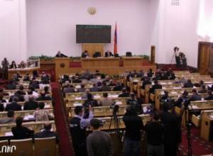 «Наследие» покинуло зал заседаний