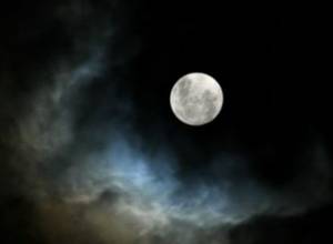 Луна приближается к Земле