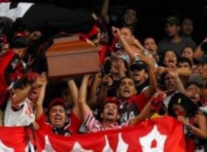 Болельщики принесли на стадион гроб