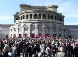 Тер-Петросян пришел на площадь