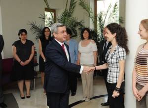 Саргсян поздравил королеву