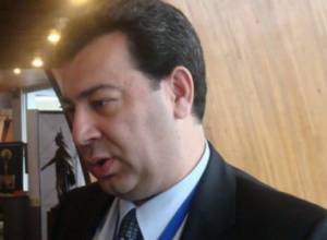 "Девид умный человек, почему не принимает участие в заседании"