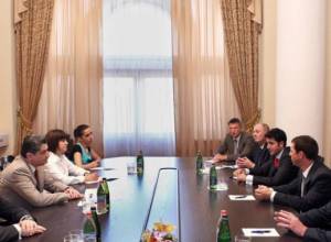 Премьер обещает благоприятные условия