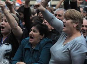 Митинг продолжается