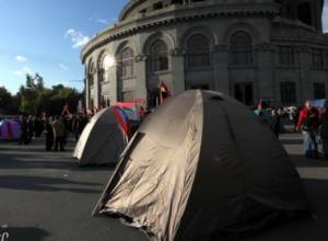 Полиция требует убрать палатки