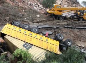 Полицейская машина - в яме
