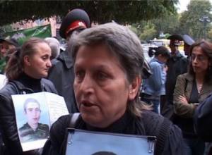 Родителей погибших либо пугают, либо подкупают