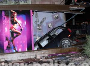 Въехал в дверь ночного клуба