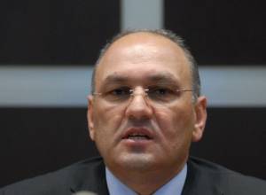 В отставку не подавал