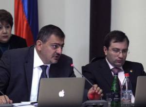 Бюджет выгоден госслужащим