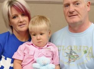 Мальчик съел огромный трехэтажый торт