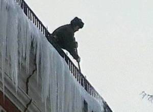 Глыба льда убила мужчину